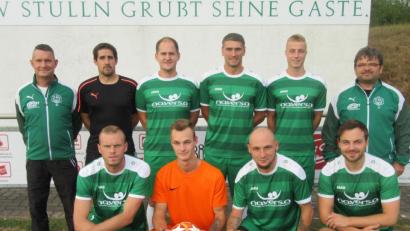 Bild: mr
Beim Bezirksliga-Aufsteiger hat sich in der Sommerpause einiges getan. Am Sonntag startet die Mannschaft ins Bezirksliga-Abenteuer. Die Neuzugänge des TSV Stulln: (hinten von links) Der Trainer der zweiten Mannschaft, Rudi Fröhlich, der Trainer der ersten Mannschaft, Christian Zechmann, Sebastian Hartmann (vom SC Altfalter), Wolfgang Hesl (vom 1. FC Kaiserslautern), Tobias Eules (HSV Rottenegg/nähe Ingolstadt) und Abteilungsleiter Jürgen Vetter; (vorne von links) Andreas Pitruski (SC Weinberg), Markus Armer (DJK Weihern), Marco Vetter (DJK Weihern) und Christian Harrer (reaktiviert).