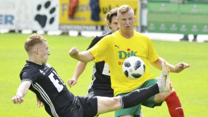 Bild: Ziegler
Im Spagatschritt rettet der defensive Ammerthaler Mittelfeldspieler Andre Karzmarczyk (links) vor dem Bamberger Patrick Hoffmann (rechts). Karzmarczyk flog ind er 57. Minute mit gelb-rot vom Platz.