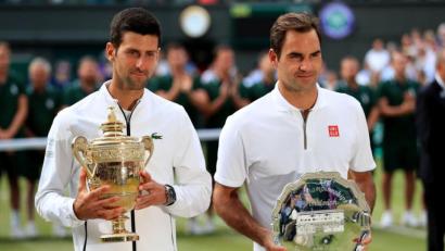 Bild: agentur_dpa
Novak Djokovic (links) bezwang in einem hochklassigen Wimbledon-Finale Roger Federer in fünf Sätzen.