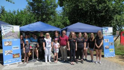 Bild: jzk
Schulleiter German Helgert (Mitte) dankt den Lehrkräften und den Schülern für ihren Einsatz beim Infostand auf der Seeleite.