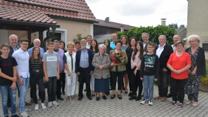 Bild: jr
Rosa Grillmeier (vorne, mit Blumen) feierte am Sonntag ihren 75. Geburtstag. Es gratulierten die große Familie sowie Leonbergs Bürgermeister Johann Burger (Zweiter von links).