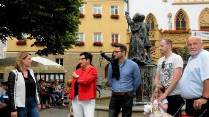 Bild: Stephan Huber
Mit Jasmin Hannich (links), Leiterin des Bauordnungsamtes, diskutierten die SPD-Stadträte Birgit Fruth, Uli Hübner (Mitte) und Martin Seibert (rechts) die Idee, Trinkwassersäulen in der Altstadt aufzustellen. Der Vorschlag kam von Stefan Ostler (Zweiter von rechts), SPD-Stadtratskandidat bei der nächsten Kommunalwahl. Er kennt die Trinkwasserspender aus Italien und Holland.