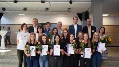 Bild: bnr
Neun Schülerinnen der Naabtal- Realschule beteiligten sich an der Girls' Day Akademie und erhielten dafür ein Zertifikat. Begleitet wurden sie von Betreuungslehrkräften, der Agentur für Arbeit, den bayerischen Metall- und Elektro-Arbeitgeberverbänden und Firmen aus der Region.