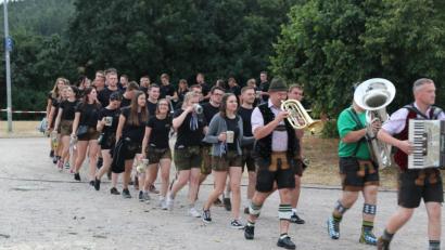 Bild: ral
Gut gelaunt und mit Musik voraus: Die Kirwapaare ziehen in das Festzelt ein.