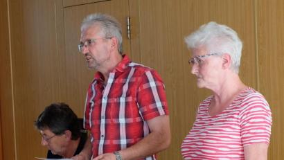 Bild: wlr
Schweren Herzens bitten Marianne Lehmeier und Gerhard Spitzkopf um die Abstimmung zur Auflösung des Etzenrichter Waldvereins.