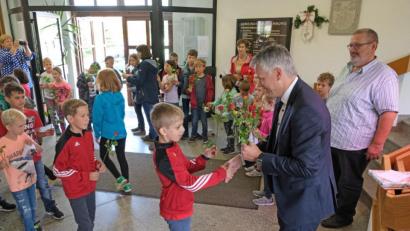 Bild: nm
Das Händeschütteln beginnt früh am Vormittag. Die Grundschule gratuliert Bürgermeister Thomas Meiler mit Rosen. Ein selbst gestaltetes Plakat hatte zuvor der Kindergarten zum 50. Geburtstag mitgebracht.