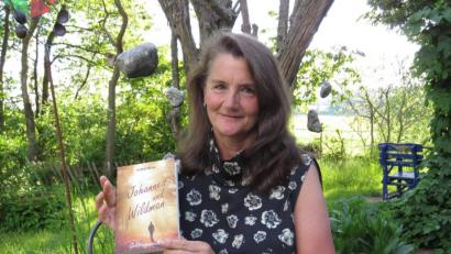 Bild: ubb
Gudrun Müller zeigt ihr drittes Buch "Johannes und Wildman".