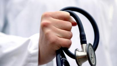 Bild: Bild: Rolf Vennenbernd/dpa 
Die ihm vorgeworfenen zahlreichen Vergehen räumt der Angeklagte teilweise ein, beharrt aber: „Ich bin trotzdem Arzt.“