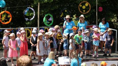 Bild: lep
"Danke für die schöne Zeit", so lautet das Motto beim Sommerfest des Kinderhauses St. Elisabeth. Dank des motivierten Personals, des ideenreichen Elternbeirats und der engagierten Eltern wird die Veranstaltung zu einem großartigen Familienfest.