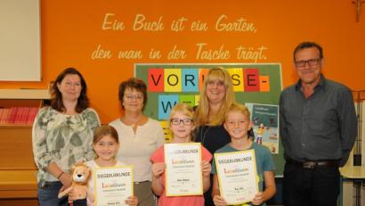 Bild: bey
Beim Vorlesewettwerb "Seelöwe" gibt es für die Siegerin Vanessa Kick (vordere Reihe links) neben der Urkunde das entsprechende Stofftier. Marie Müllner (vorne Mitte) kommt auf den 2. Platz, Paul Reil setzte sich auf Platz 3. Für die Jury mit Bianca Hartwig, Christa Wildenauer (von links) und Rektor Edgar Hanner (rechts) ist die Bewertung der Vorträge nicht einfach. Fachlehrerin Stefanie Ach (2. von rechts) hatte die Kinder auf den Vorlesewettbewerb vorbereitet.