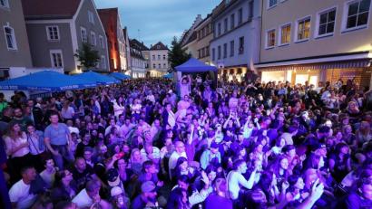 Bild: Wolfgang Steinbacher
Kein Regen in Sicht, aber Partyvolk, wohin das Auge reicht. Am Roßmarkt gab es keine Wetterbedenken. Dafür einen Auftritt der Funky Blues Rabbits.