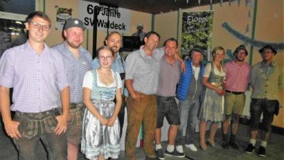 Bild: hl
Vor allem die jungen Besucher kommen in Tracht zum Zoiglabend des Sportvereins. Das honorieren die Organisatoren um Benjamin Kuchenreuther (rechts) mit einer kleinen Belohnung.