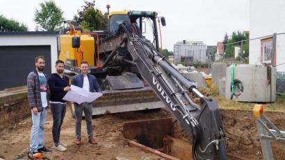 Bild: du
Aufmerksam verfolgen Bürgermeister Ernst Lenk, Vorhabenträger Alexander Robl und Architekt Michael Vogel (von rechts) die derzeitigen Kanalanschlussarbeiten für das neue Baugebiet „Bachstraße I“.