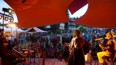 Bild: eib
Mit der Szene warm werden, das ging gut bei der Eröffnungsmusik auf der Hauptbühne mit "Ashim & Friends", zu denen sich auch Organisator David Mages (rechts) an der Gitarre gesellte