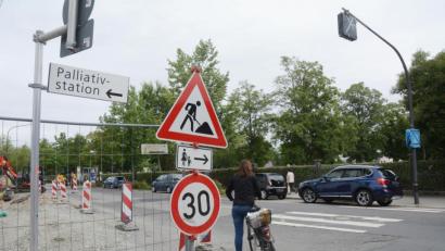 Bild: Gabi Schönberger
Der Fußgängerüberweg vom Klinikum Richtung Stadtfriedhof und umgekehrt ist zwar außer Betrieb, wird aber dennoch genutzt. Bis September soll er als Querungshilfe neu entstehen. Bis Anfang September sind alle Baumaßnahmen beendet.