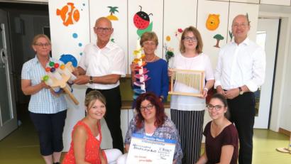 Bild: Hirsch
Die Vertreter der Sparda-Bank, Georg Thurner (Zweiter von links) und Gerhard Eckl (rechts), gewährten der Krippe "Stadtzwerge" einen Zuschuss von 9000 Euro zur Anschaffung von Musikinstrumenten. Leiterin Andrea Müller (Mitte, knieend) sowie die AWO-Vertreterinnen Ulrike Roidl und Daniela Friedrich (stehend Mitte) bedankten sich für die großzügige Spende.