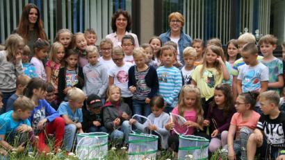 Bild: fpoz
Nach mehreren Wochen der intensiven Beobachtung und Pflege wurden die Schmetterlinge freigelassen. Unser Bild zeigt einen Teil der Schüler mit ihren Klassenleitern Daniela Faltenbacher, Michaela Härtl und Christa Besold.