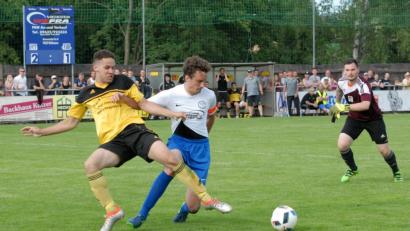 Bild: gb
Anthony Hofweller (links) wird dem FC Tirschenreuth künftig fehlen. Den Angreifer verschlug es zum FCV Röslau in die Landesliga.