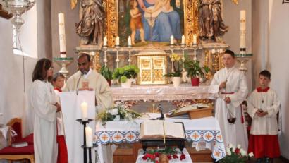 Bild: pi
"Die Kirche in kein bloßer Versammlungsraum, sondern ein Haus Gottes", sagte Pfarrer Jegan Bose Uttariamuthu in der Messe zum Kirchweihfest.