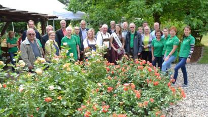 Bild: hcz
Ehrengäste und OGV- Mitarbeiter beim prächtig blühenden Rosenbeet im Schau-, Lehr- und Vereinsgarten.