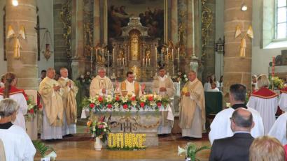 Bild: jzk
Der scheidende Stadtpfarrer Konrad Amschl (Vierter von links) zelebriert mit Andreas Cypris, Peter Stezkowski, Reinhold Bartmann, Thomas Pinzer und Alois Lehner (von links) einen bewegenden Familiengottesdienst.