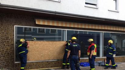 Bild: ihl
THW-Leute sichern die Bruchstelle im Schaufenster ab, damit sich niemand verletzen kann.