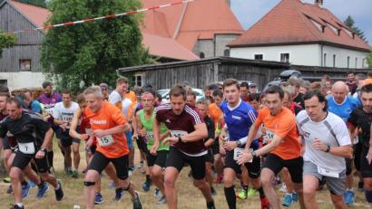 Bild: kro
Rasanter Start zum 8200 Meter langen Hauptlauf des 21. Waldnaabtal-Crosslaufes der DJK Falkenberg durch das idyllische und dennoch anspruchsvolle Waldnaabtal.
