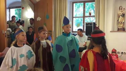 Bild: exb
Die vier Elemente Feuer, Wasser, Luft und Erde treffen in der Aufführung beim Sommerfest des Kindergartens St. Marien aufeinander.