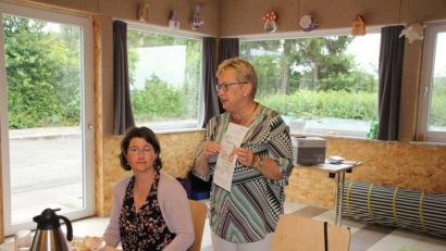 Bild: frd
Dorothea Seitz-Dobler (stehend) und Manuela Hahn von der Agentur für Arbeit informierten die jungen Mütter darüber, wie sie Benachteiligungen im Berufsleben begegnen können.