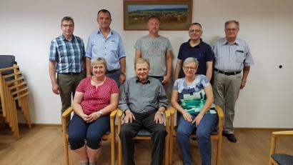 Bild: gi
Der Förderverein Musikschule Moosbach wird die nächsten drei Jahre von diesem Team um Vorsitzenden Hans Roßmann (vorne, Mitte) geführt. Dazu gratulieren Bürgermeister Hermann Ach und Musikschulleiter Wolfgang Ziegler (von links).