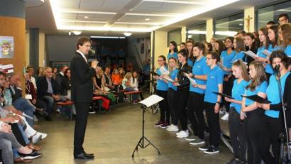 Bild: lg
Der kurzfristige Wechsel vom Innenhof in die Pausenhalle tat dem Hörerlebnis beim Sommerkonzert des Ortenburg-Gymnasiums keinen Abbruch. Hier der OGO-Chor unter Leitung von Andreas Lehmann bei der Interpretation von Freddie Mercurys "Bohemian Rhapsody".