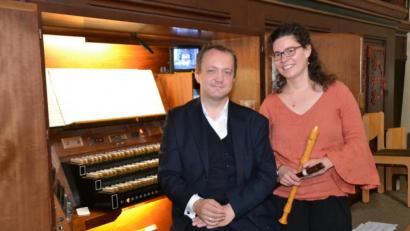 Bild: hcz
Piotr Pajak und Gisela Baur-Pajak gestalten die zweite "musikalische Mittagsandacht Punkt 12".