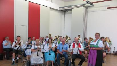 Bild: jzk
Veronika Krauß (stehend) freut sich sehr über das Geburtstagskonzert der befreundeten Musikanten.