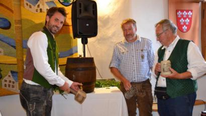 Bild: gi
Gekonnt zapft Uli Scheuerer das Bierfass zusammen mit den Vorsitzenden Thomas Hupfauf und Peter Garreiss (von links) an. Die Kapelle schmettert „Ein Prosit der Gemütlichkeit“ und die Gäste lassen sich das Festbier schmecken.