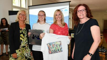 Bild: exb
Gerne nahmen Rektorin Irene Träxler (links) und Projektkoordinatorin Christine Schießl (rechts) zusammen mit Schülersprecherin Jessica Meister das Gütesiegel Demokratie aus den Händen von Staatssekretärin Anna Stolz (Zweite von rechts) entgegen.