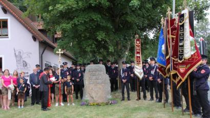 Bild: frd
Am Ehrenmal neben dem Feuerwehrgerätehaus in Trossau wurde der verstorbenen Mitglieder der Dürnersdorfer Wehr gedacht.