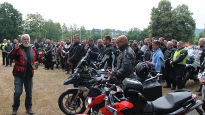 Bild: dl 
In der Chamer Kaserne spendete Pastoralreferent Hans Rückerl vor der Abfahrt den Reisesegen.