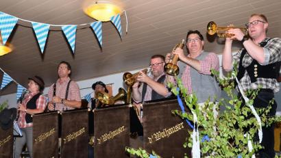 Bild: fjo
Stehend präsentieren "d' Woihauser Straßenmusikanten" um ihren Chef Dieter Hanauer (Zweiter von rechts) viele Titel und halten die Stimmung im Saal durchgehend auf einem hohen Niveau.