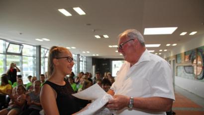 Bild: frd
Bürgermeister Weigl wünschte Handball-Talent Paula Landgraf viel Glück für den weiteren Weg am Sportgymnasium in Erfurt.