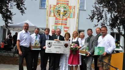 Bild: bey
Die Gamlitzer als Gastgeber feiern ein Wiedersehen mit Freunden. Harald Insupp, Gemeindevorstand, Altbürgermeister Johann Walbrunn, Friedrich Partl, Vizebürgermeister, Hans-Peter Lang und Bürgermeister Karl Wratschko (von links) und Stadtrat Stefan Voit, 2. Vizebürgermeister Manfred Repolust, Bürgermeister Rainer Rewitzer, Stadtrat Max Müllhofer, Zweite Bürgermeisterin Andrea Lang und Gemeindekassier Monika Karbasch (von rechts) freuen sich über die erneute Bestätigung der Partnerschaft.