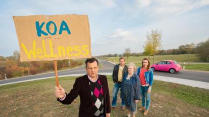 Bild: 2019 Constantin Film Verleih GmbH / Bernd Schuller
Gerhard Wittmann (vorne), der in den Rita-Falk-Verfilmungen Leopold Eberhofer verkörpert kommt nach Schwandorf. Am Samstag, 3. August, wenn "Leberkäsjunkie" im Stadtpark gezeigt wird, gibt der Schauspieler Autogramme. .