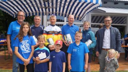 Bild: du
Bürgermeister Ernst Lenk (rechts) und Radsportchef Markus Dobmeier (links) zeichnen bei der Siegerehrung die Vertreter der teilnehmerstärksten Vereine und Ortsgruppen mit Bierpreisen aus. Die SpVgg-Kinder (vorne) erhalten einen Gutschein für Süßigkeiten.