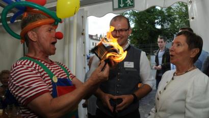 Bild: gf
Zauberer Fabellini fuchtelte vor Dagmar Kierner und Sebastian Schuster mit einem Geldbeutel rum, der plötzlich Feuer fing.