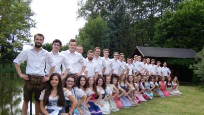 Bild: exb
Das Fest kann kommen – jedenfalls für die Kirwapaare. Sie haben ihre Tänze gut einstudiert.