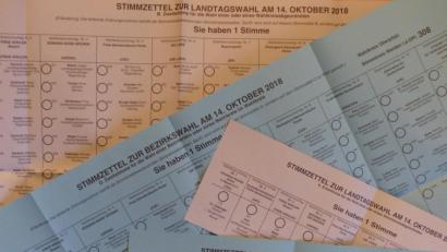 Bild: Thomas Schaller
Die vier Stimmzettel für die Landtags- und Bezirkswahl 2018 im Stimmkreis Weiden.