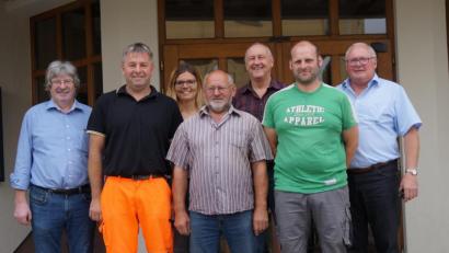 Bild: weu
Bürgermeister Weigl (rechts) verabschiedete den langjährigen Bauhofleiter Hans Ruml (Mitte) in den Ruhestand. Hubert Hammerer (Zweiter von links) bestellte er als neuen Chef des Bauhofs und Christian Weber (Zweiter von rechts) zum Stellvertreter.