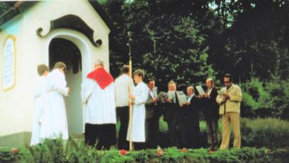 Bild: tu
Die Einweihung der Waldkapelle am 15. Juni 1979 durch Dekan und Stadtpfarrer P. Andreas Pfeiffer. Die Pleysteiner Sängergruppe umrahmte die Feierlichkeiten.