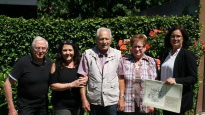 Bild: fpoz
Freude über viele Glückwünsche: Im Bild von links Altmesner Gerhard Braun, Tochter Sonja, Hermann und Ingeborg König sowie Bürgermeisterin Friederike Sonnemann.