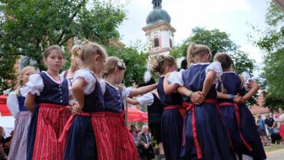 Bild: do
Viel Beifall gibt es beim Feuerwehrfest in Speinshart für die Kindergruppe der "D'Haidnaabtaler".