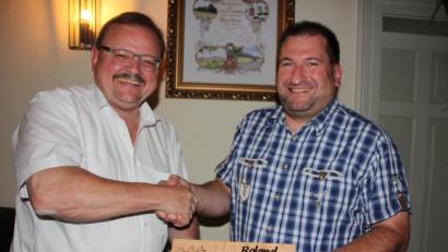 Bild: kro
Bürgermeister Alfred Stier (links) verabschiedete CSU-Stadtrat Roland Heldwein, der sein Mandat niederlegte.